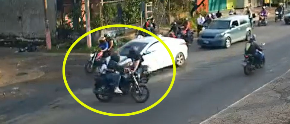 Este es el instante cuando motociclista se levanta desesperado a auxiliar a su pequeño hijo tras choque