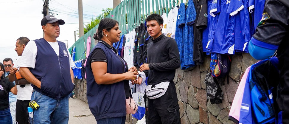 Supervisan a comerciantes en los alrededores del estadio Cuscatlán