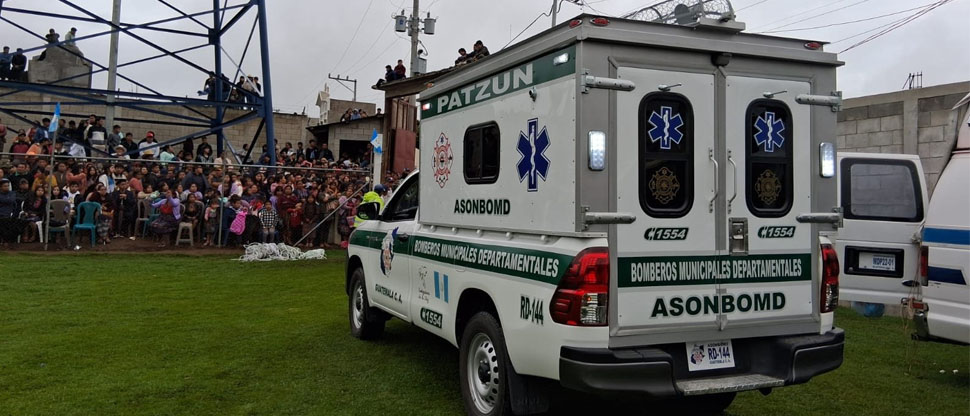 16 personas resultaron lesionadas tras estallido de pirotecnia en desfile cívico en Chimaltenango, Guatemala