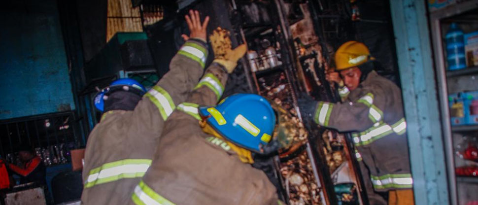 Sobrecarga en el sistema eléctrico provoca incendio en el mercado de Apopa