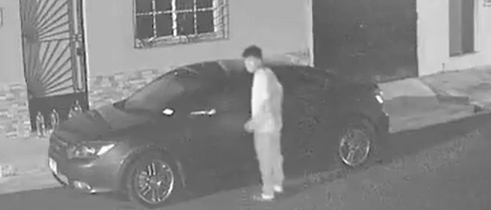 Sorprenden a ladrón intentando robar un carro y dañando cámara en Ciudad Delgado