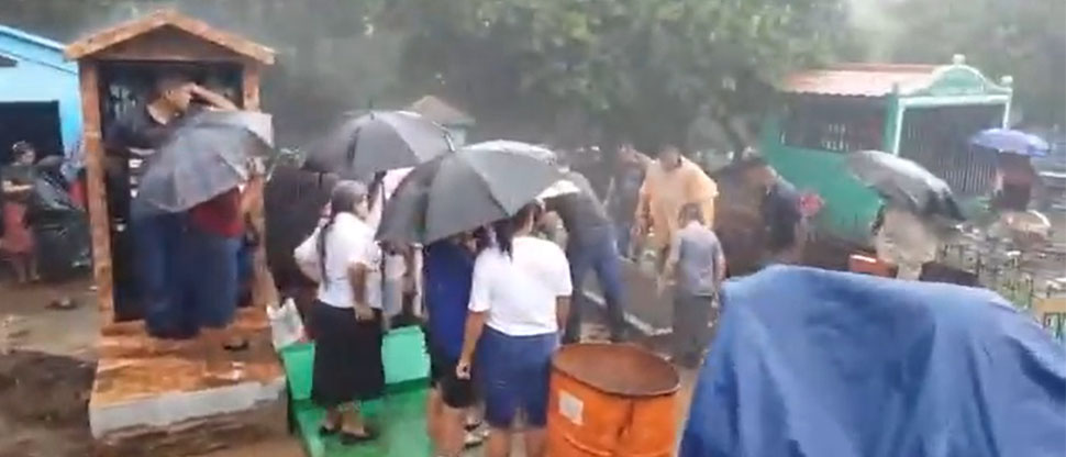 Tormenta con fuertes vientos provoca interrupción de un sepelio en Tacuba, Ahuachapán
