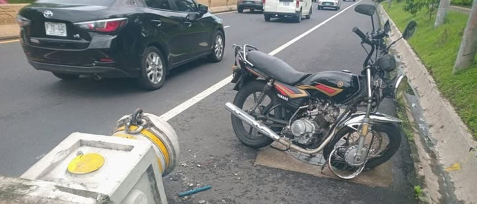 Abandonan motocicleta tras choque en las cercanías del parque Bicentenario