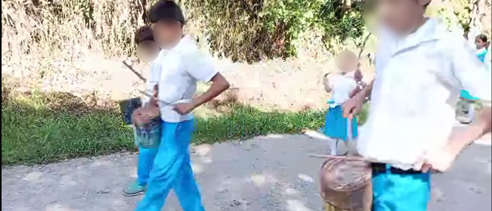 Niños usan latas como tambores y desfilan en las calles de San Luis, Santa Bárbara, Honduras