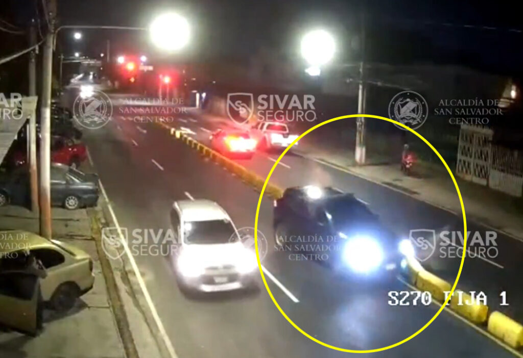 Conductor se distrae y termina empotrado en separadores en San Salvador