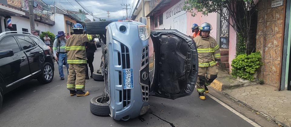 Conductor de 22 años vuelca su vehículo en Zacatecoluca