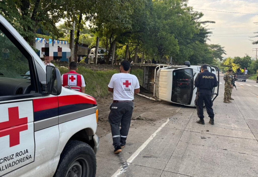 Varias personas resultan lesionadas tras vuelco de camión en Santa Ana