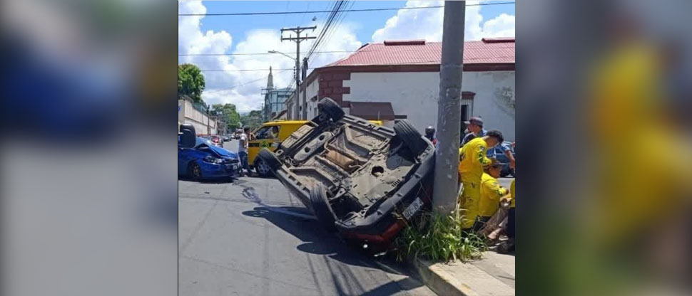 Varios lesionados deja un vuelco de vehículo en Santa Ana