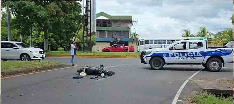 Fallece motociclista tras impactar contra rastra