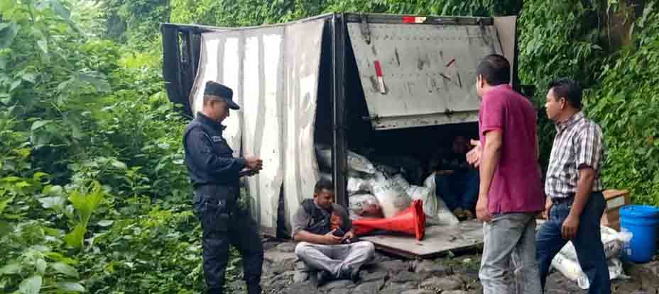 Camión vuelca tras intentar subir una cuesta en Huizúcar