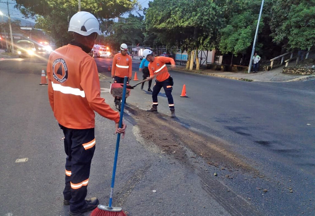 Intervienen carretera donde ocurrió un derrame de aceite de motor