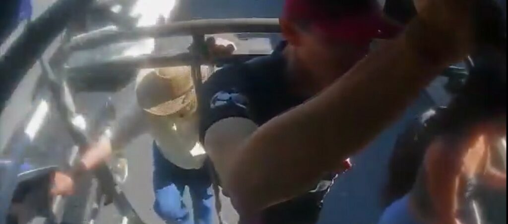 Momento exacto en que adulto mayor cae de un camión y muere del impacto en La Paz