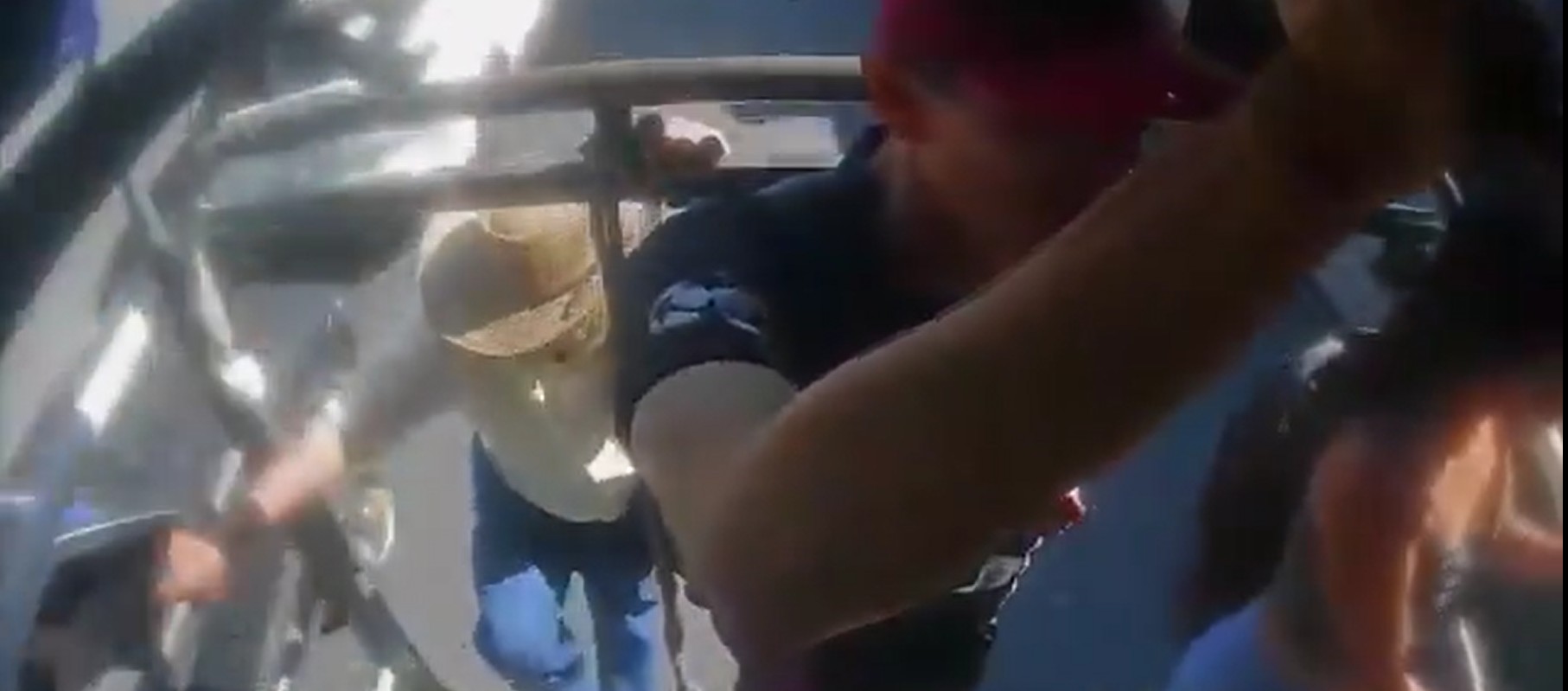 Momento exacto en que adulto mayor cae de un camión y muere del impacto en La Paz