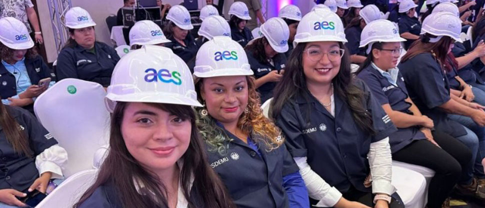 AES celebra 10 años de estar capacitando a mujeres electricistas
