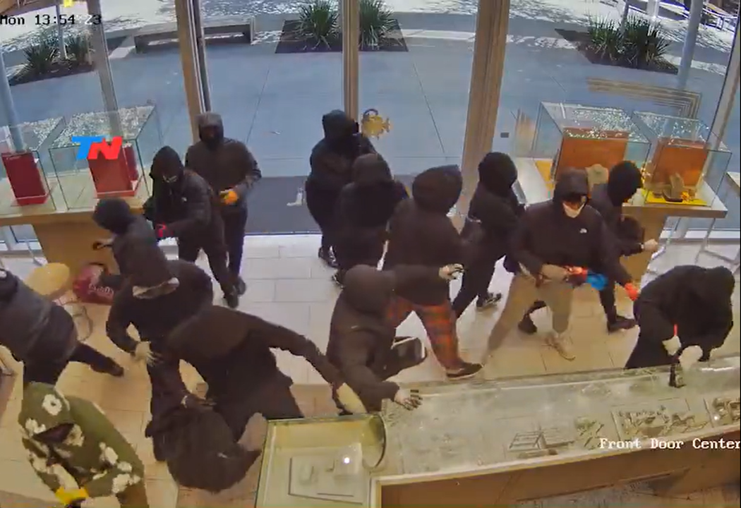 Atraco masivo: veintena de ladrones se lleva más de $1 millón en joyas en California