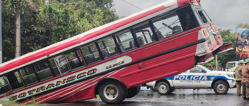 Reportan autobús accidentado en el desvío de Caluco, Izalco