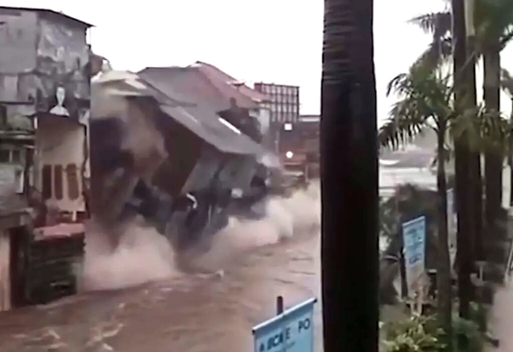 Indonesia: momento en que edificio colapsa tras inundaciones en Bali