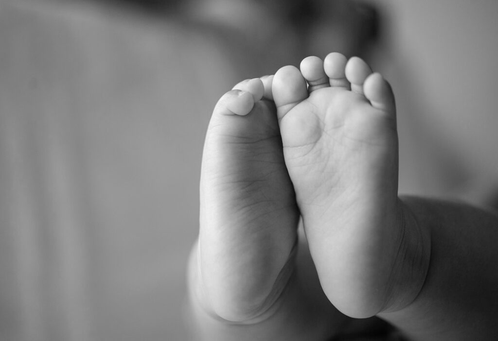 Bebé muere asfixiado al quedar entre sus padres mientras dormían en Grecia