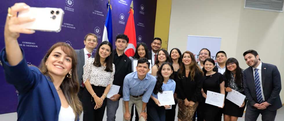 Salvadoreños obtienen becas para estudiar en universidades de Türkiye