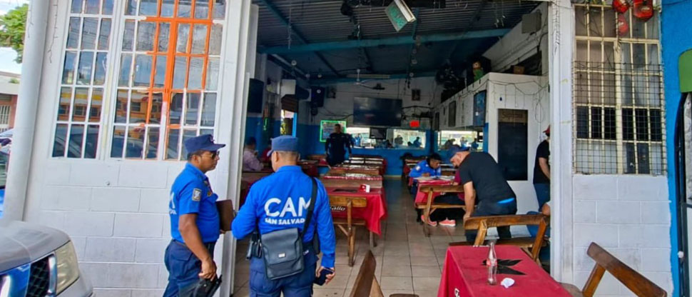 Realizan operativo para verificar legalidad de negocios que venden bebidas alcohólicas