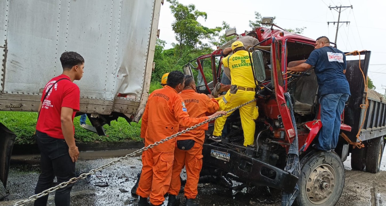 Conductor resulta gravemente lesionado tras impactar contra una rastra