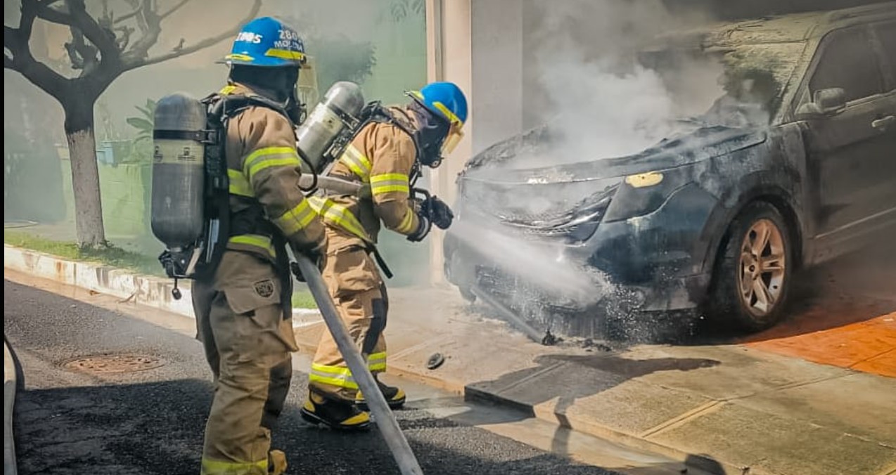 Camioneta se incendia en el interior de un garaje en Mejicanos