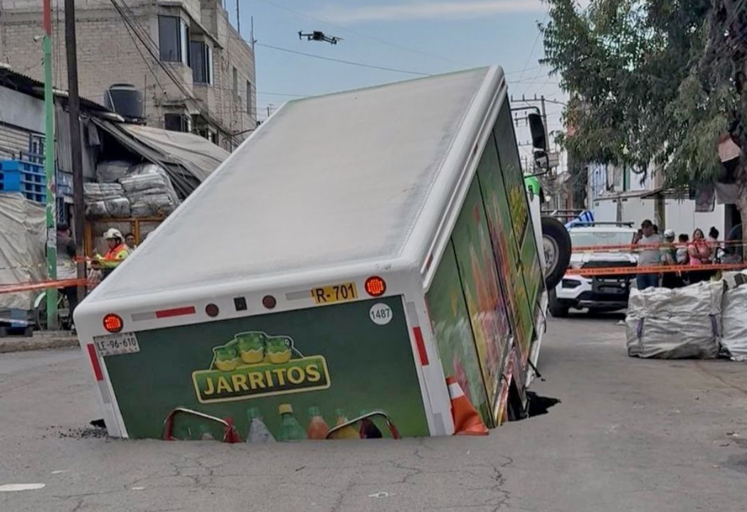 El momento en que un camión es tragado por un socavón en México