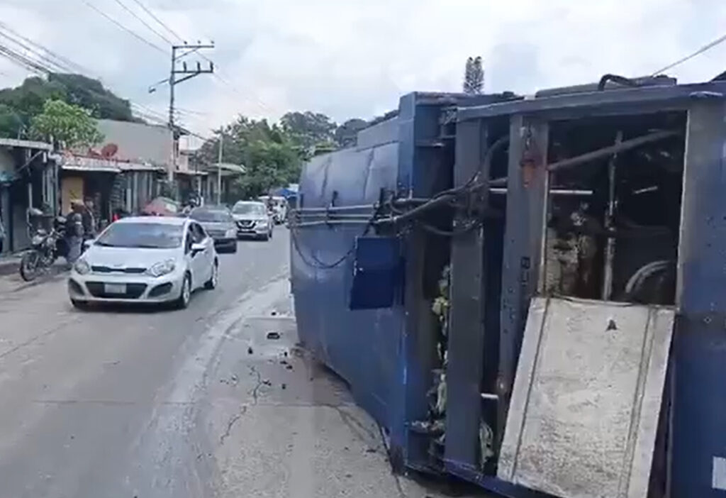 Camión volcado genera fuerte congestionamiento en la Troncal del Norte
