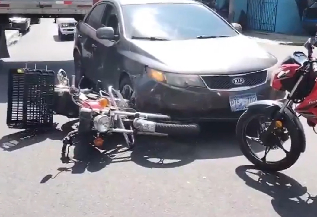 Motociclista resulta lesionado tras impactar contra un vehículo particular