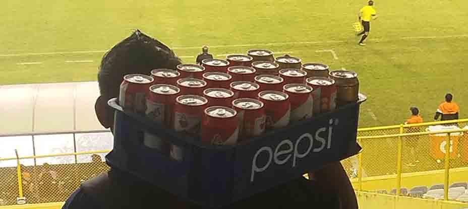 Denuncian venta ilegal de cervezas durante partido de Águila contra Alianza