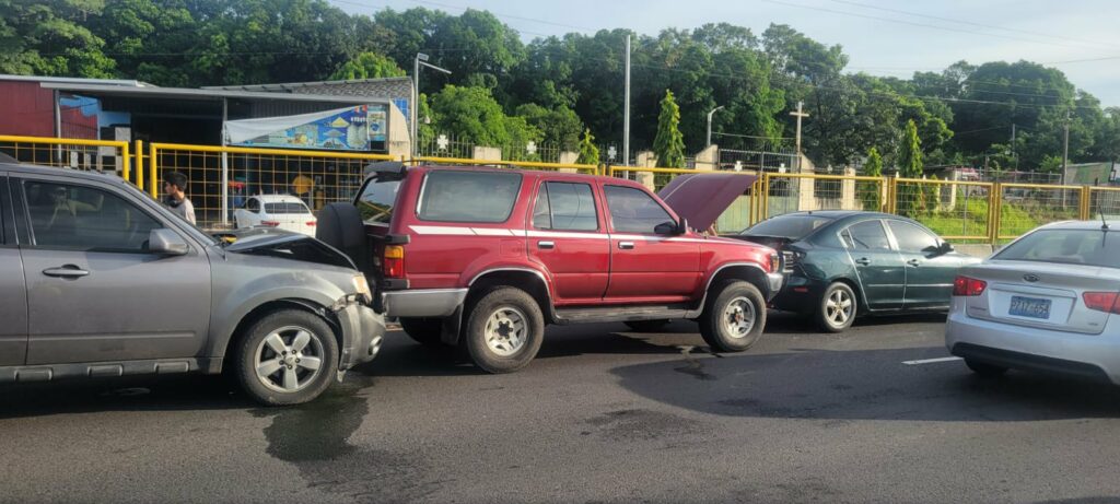 Cinco vehículos colisionan en cadena en la carretera Litoral