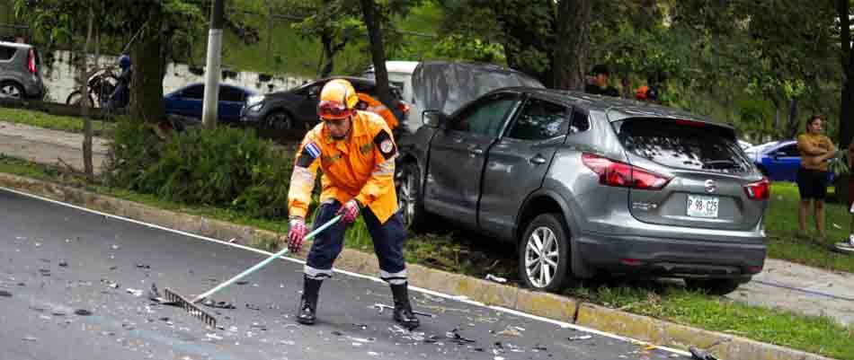 2 Personas lesionadas luego de que un vehículo colisionó contra un árbol en la autopista Norte