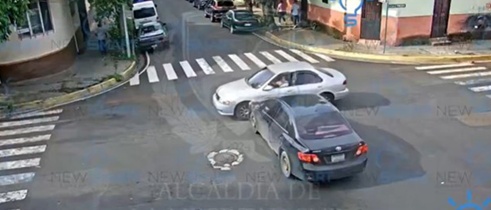 Cámaras de vídeo vigilancia captan accidente de tránsito en Santa Tecla