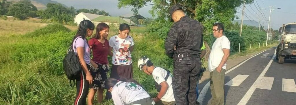 Mujer resulta lesionada tras caer de su motocicleta por esquivar un perro