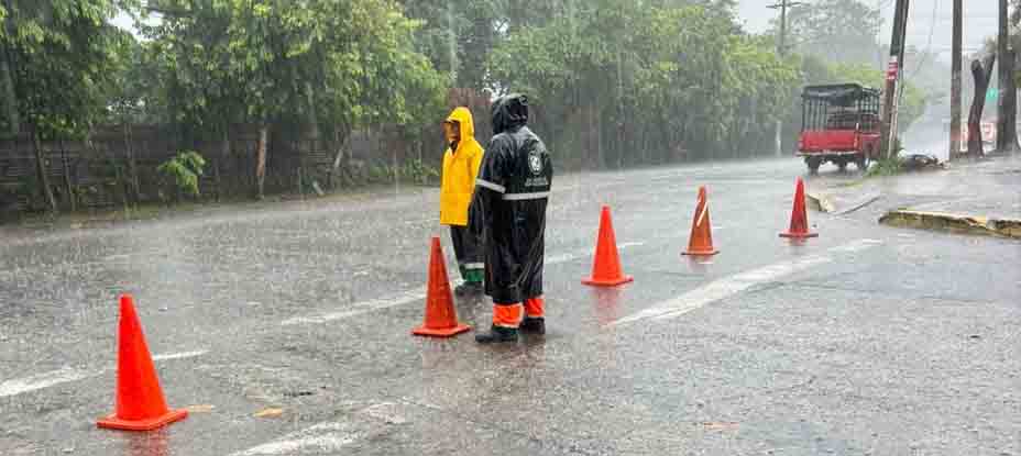 Cierran paso vehicular de manera preventiva en colonia Médica