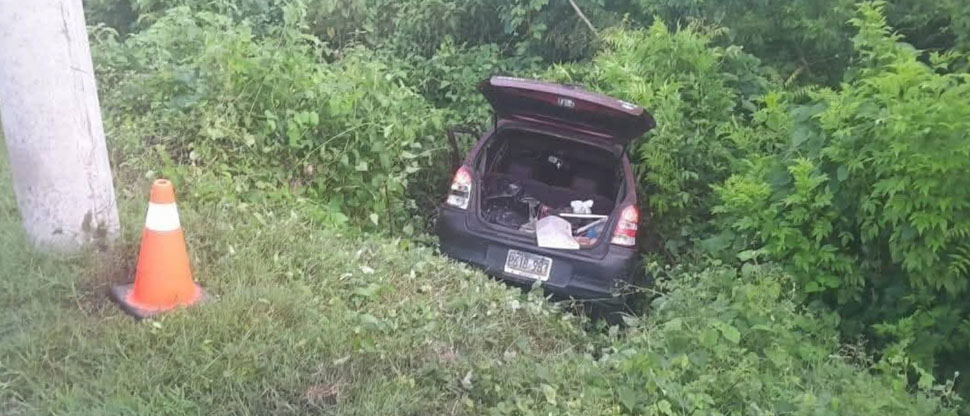 Vehículo termina en una pendiente tras arrollar a motociclista en la litoral