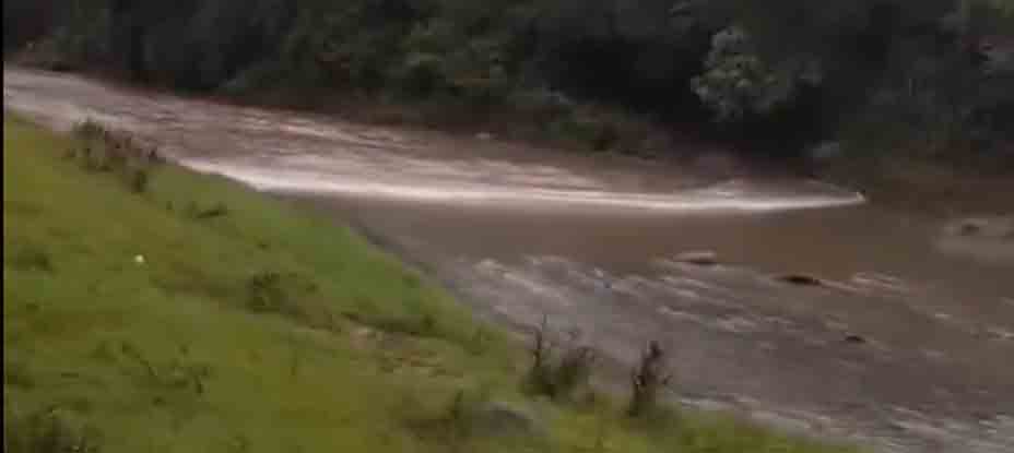 Captan momento exacto de una creciente de río en San Pedro Masahuat