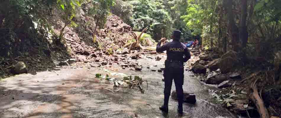 PNC reporta 0 personas lesionadas tras derrumbe en calle de Jujutla hacia Concepción de Ataco