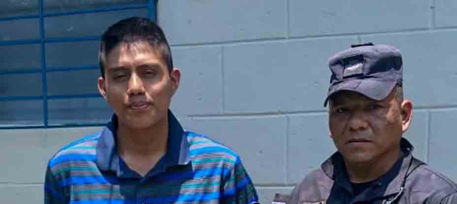 Arrestan a sujeto por lesionar a una persona al interior de un transporte colectivo