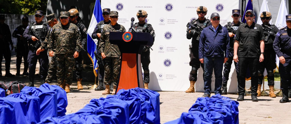 Gabinete de seguridad presenta la droga incautada en costa salvadoreña