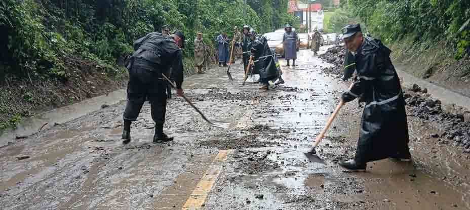 Policías y soldados retiran escombros en zona del Boquerón