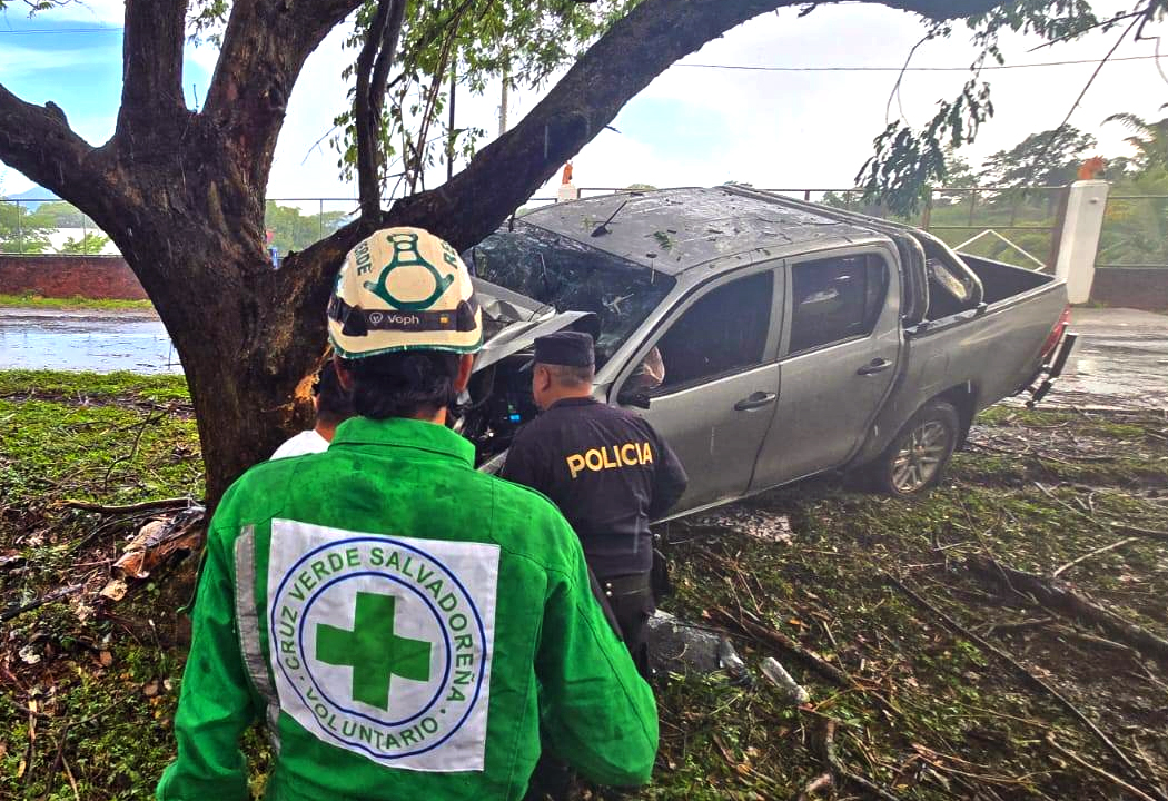 Conductor choca contra un árbol y abandona el vehículo en la Panamericana