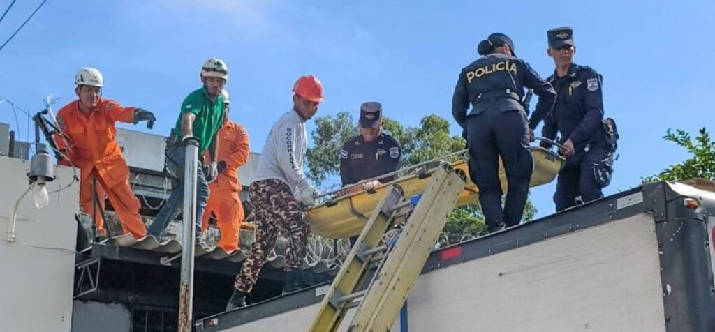 Hombre sufre descarga eléctrica mientras limpiaba el techo en San Miguel