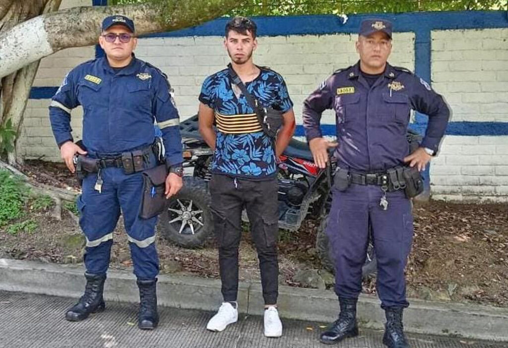 Manejaba como loco, sin licencia y atropelló a una señora en Chalatenango
