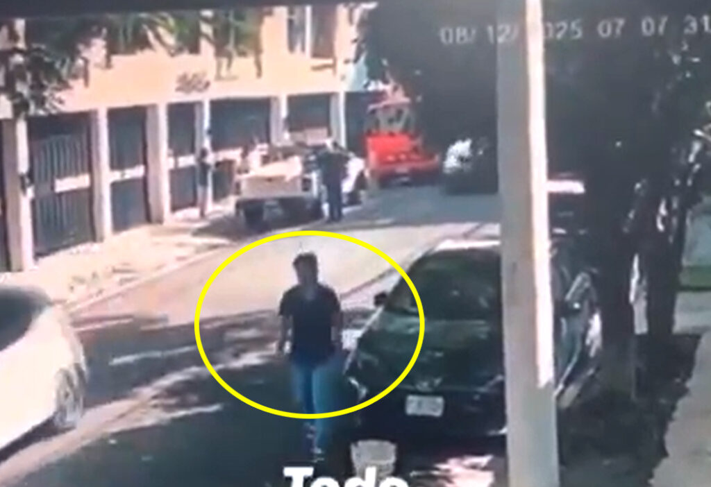 Cámara de seguridad capta momento cuando un sujeto raya un vehículo en San Salvador