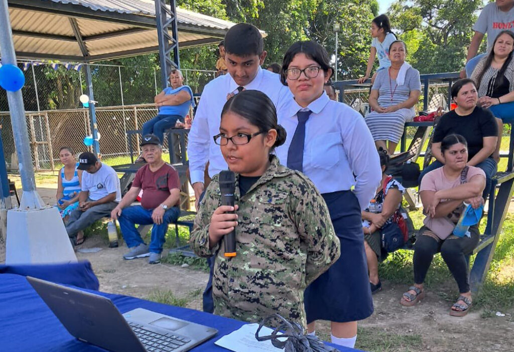 Estudiante gana ovación de sus compañeros luego de interpretar a la ministra de Educación, Karla Trigueros