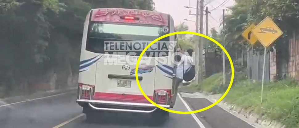Denuncian a conductor de microbús por poner en peligro la vida de varios estudiantes
