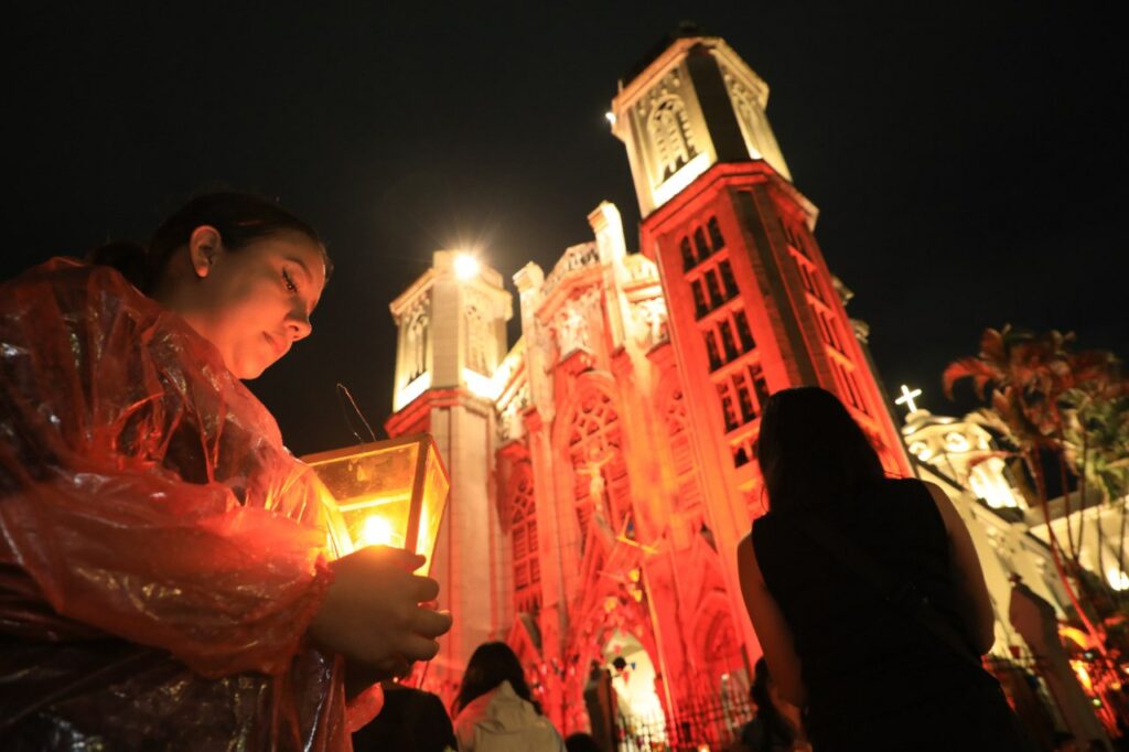 Realizan exposición de farolitos en iglesia El Calvario en San Salvador