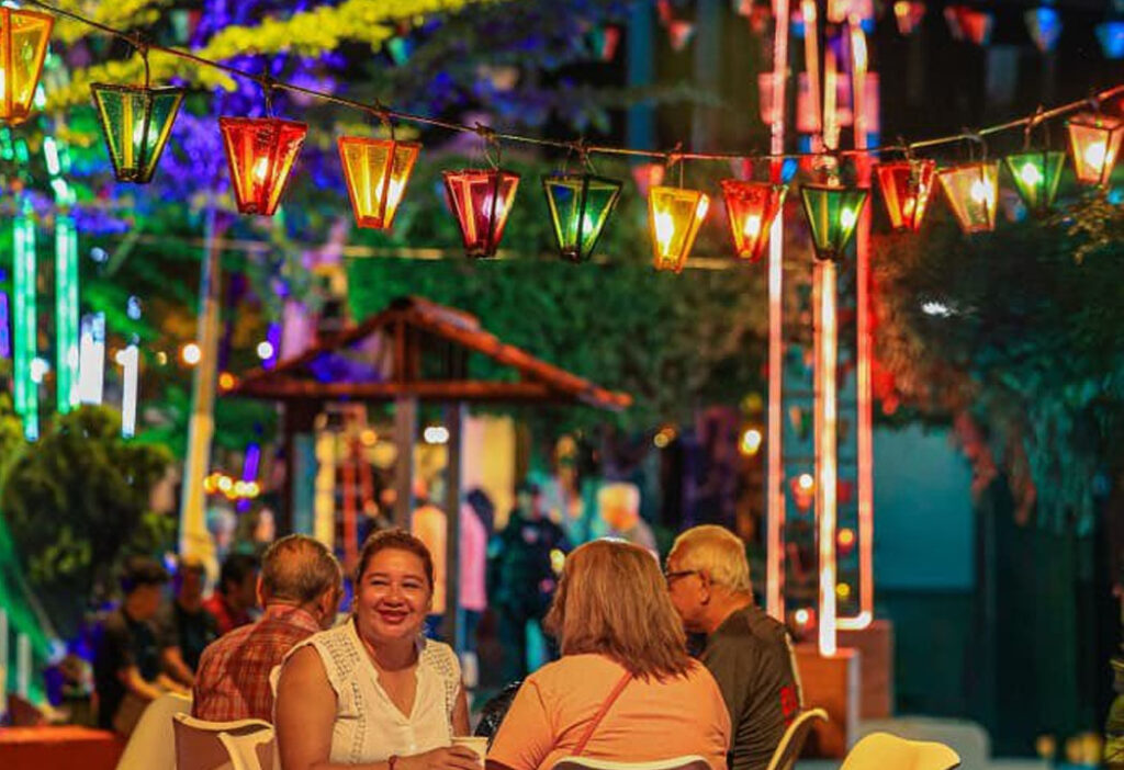 Este es el ambiente que se vive en la Ruta de las Flores donde se celebra el Festival de los Farolitos