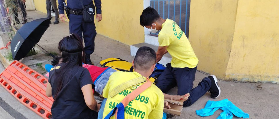 Motociclista se accidenta y se fractura una de sus piernas en Nahuizalco